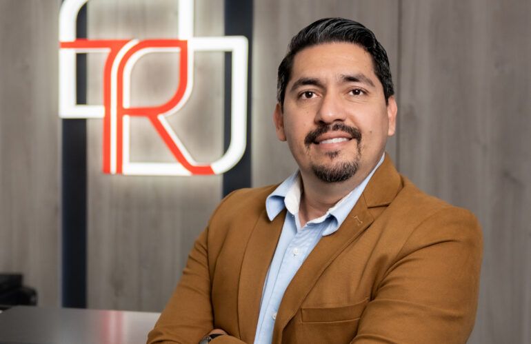 Conoce a nuestro Director Lic. Mario Ticas Rivera: un abogado de familia que acompaña con empatía.